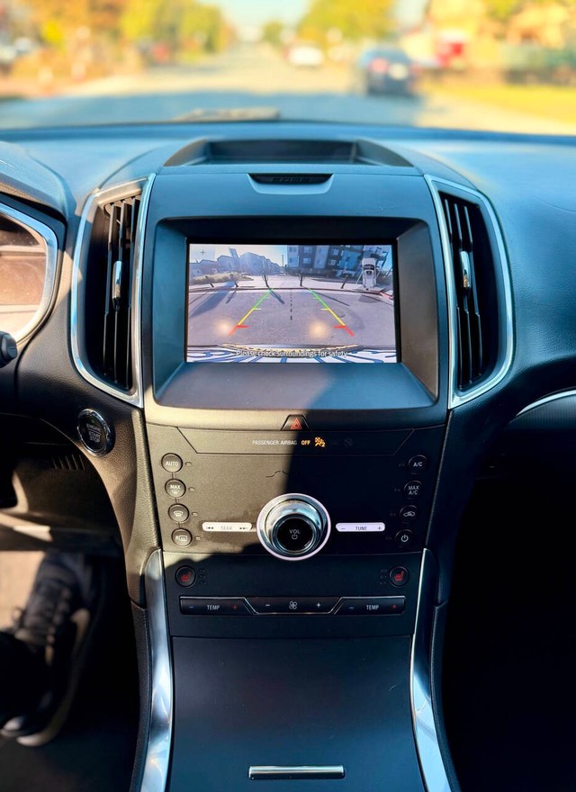 Ford Edge Vehicle Full-screen Gallery Image 12