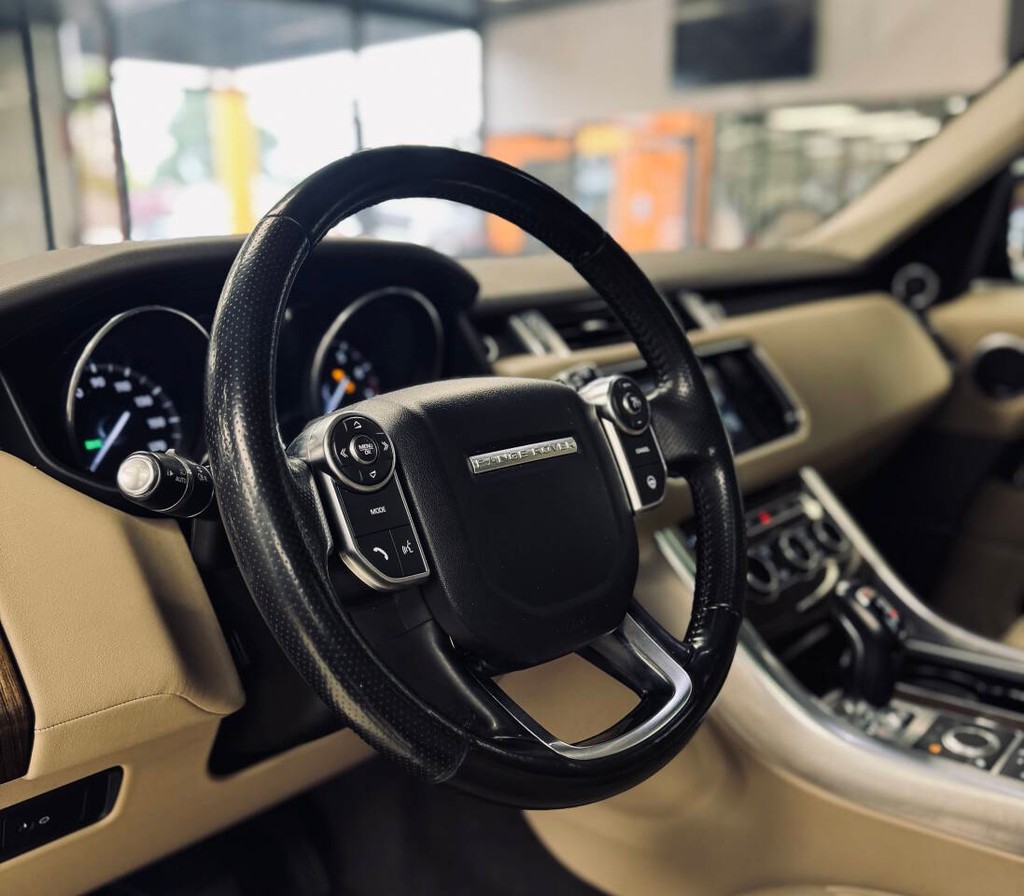 Land Rover Range Rover Sport Vehicle Full-screen Gallery Image 09