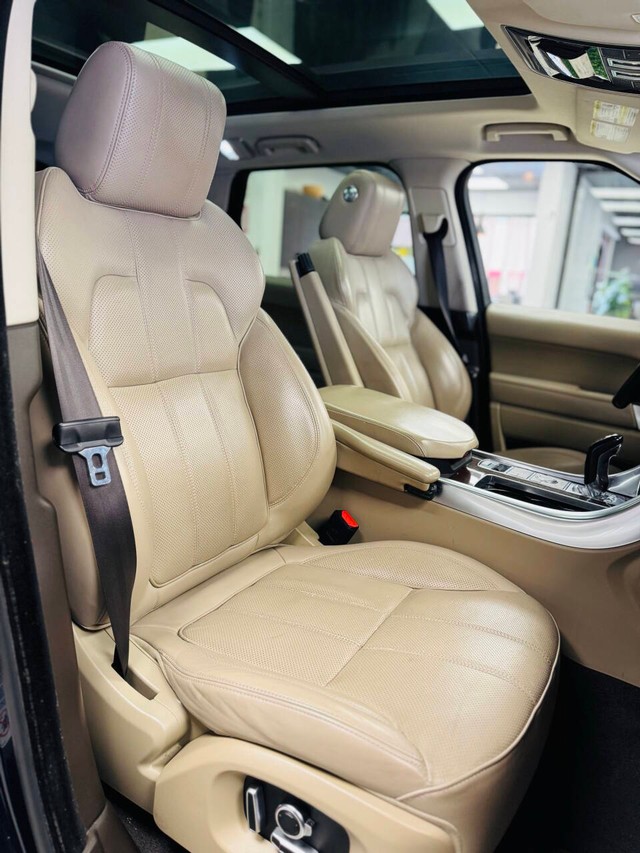 Land Rover Range Rover Sport Vehicle Full-screen Gallery Image 11