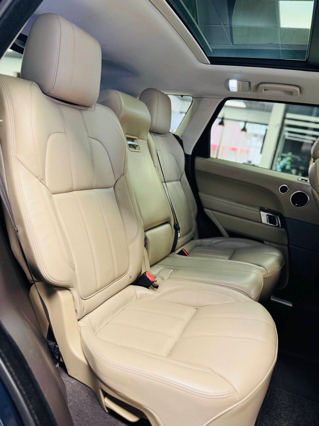 Land Rover Range Rover Sport Vehicle Full-screen Gallery Image 12