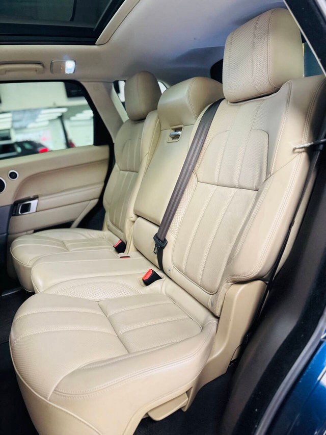 Land Rover Range Rover Sport Vehicle Full-screen Gallery Image 13