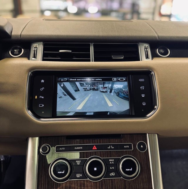 Land Rover Range Rover Sport Vehicle Full-screen Gallery Image 15