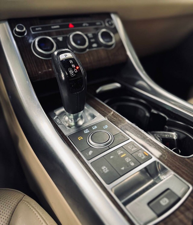 Land Rover Range Rover Sport Vehicle Full-screen Gallery Image 16