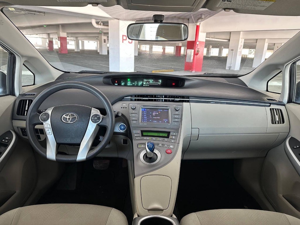 Toyota Prius Vehicle Full-screen Gallery Image 10