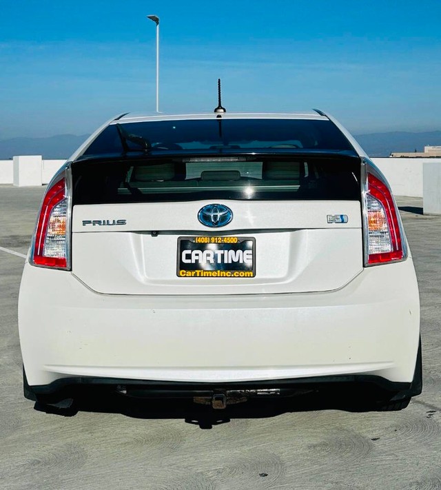 Toyota Prius Vehicle Full-screen Gallery Image 04