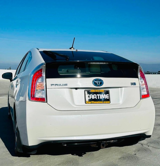 Toyota Prius Vehicle Full-screen Gallery Image 06