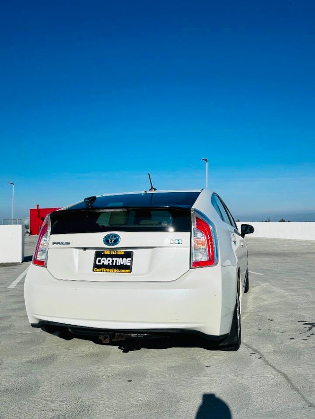 Toyota Prius Vehicle Full-screen Gallery Image 07