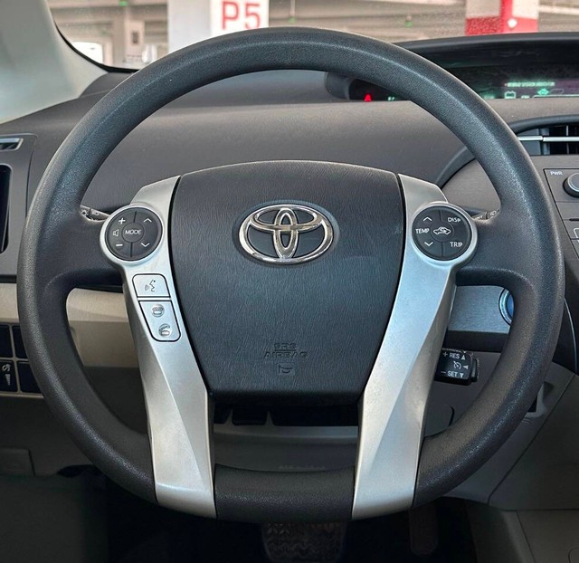 Toyota Prius Vehicle Full-screen Gallery Image 11