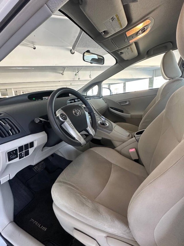 Toyota Prius Vehicle Full-screen Gallery Image 15