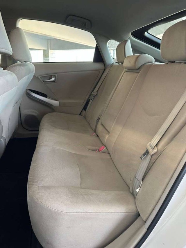 Toyota Prius Vehicle Full-screen Gallery Image 16