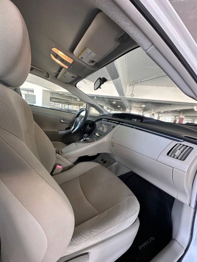 Toyota Prius Vehicle Full-screen Gallery Image 17