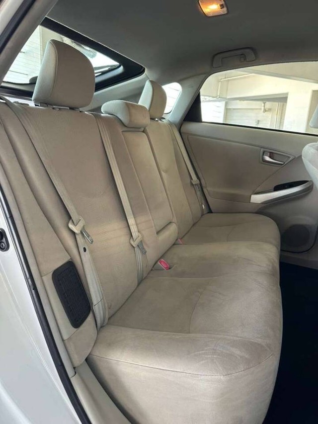 Toyota Prius Vehicle Full-screen Gallery Image 18