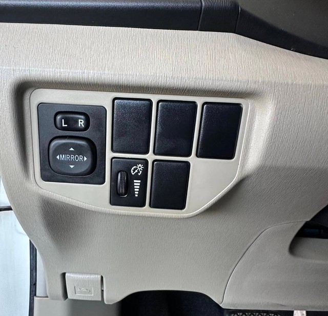 Toyota Prius Vehicle Full-screen Gallery Image 19