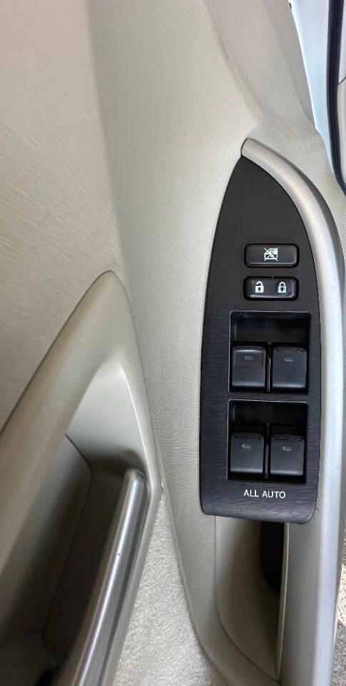 Toyota Prius Vehicle Full-screen Gallery Image 20