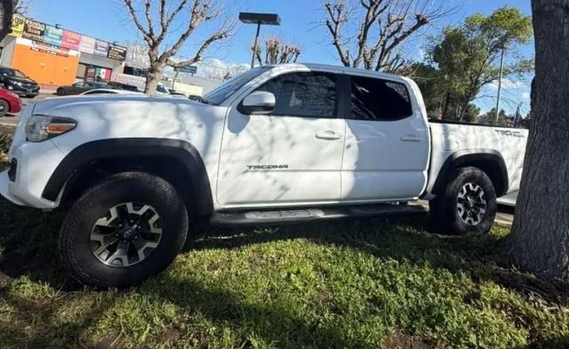 Toyota Tacoma 2WD Vehicle Full-screen Gallery Image 02