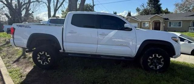 Toyota Tacoma 2WD Vehicle Full-screen Gallery Image 04