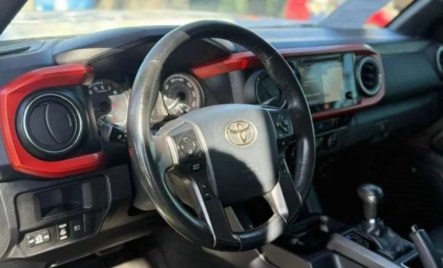 Toyota Tacoma 2WD Vehicle Full-screen Gallery Image 06