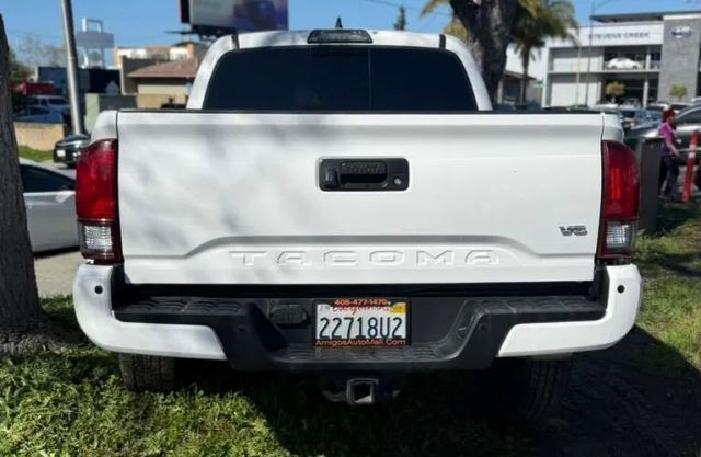 Toyota Tacoma 2WD Vehicle Full-screen Gallery Image 07