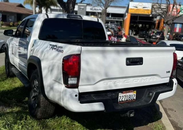 Toyota Tacoma 2WD Vehicle Full-screen Gallery Image 08