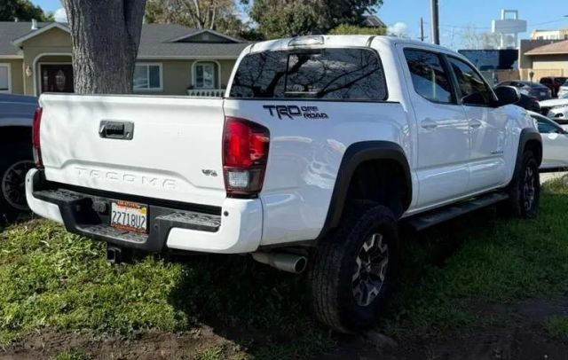 Toyota Tacoma 2WD Vehicle Full-screen Gallery Image 10