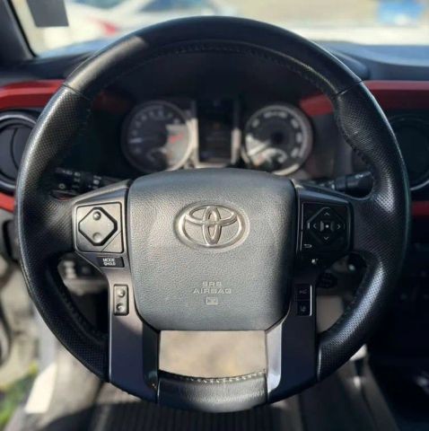 Toyota Tacoma 2WD Vehicle Full-screen Gallery Image 11