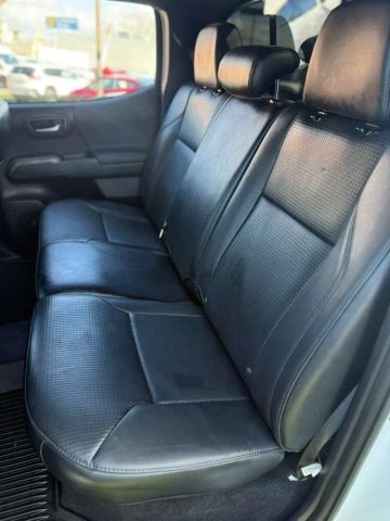 Toyota Tacoma 2WD Vehicle Full-screen Gallery Image 12