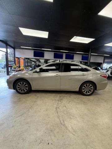 Toyota Camry Hybr Vehicle Full-screen Gallery Image 04