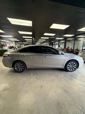 Toyota Camry Hybr Vehicle Full-screen Gallery Image 05