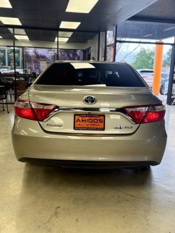 Toyota Camry Hybr Vehicle Full-screen Gallery Image 07