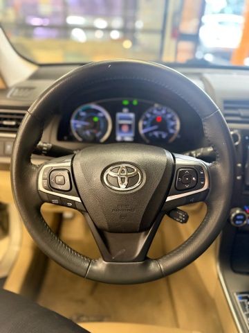 Toyota Camry Hybr Vehicle Full-screen Gallery Image 10