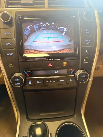 Toyota Camry Hybr Vehicle Full-screen Gallery Image 11