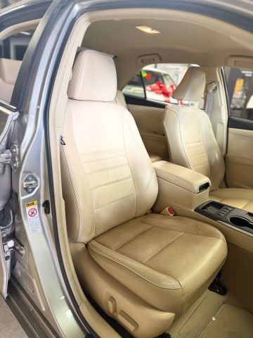 Toyota Camry Hybr Vehicle Full-screen Gallery Image 12