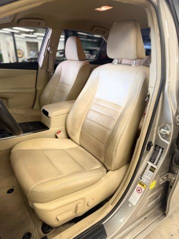 Toyota Camry Hybr Vehicle Full-screen Gallery Image 13