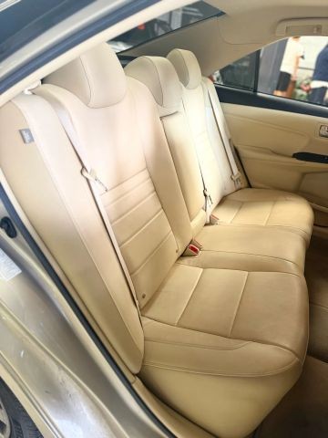 Toyota Camry Hybr Vehicle Full-screen Gallery Image 14