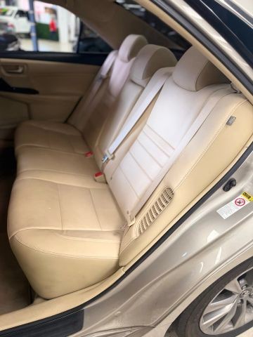 Toyota Camry Hybr Vehicle Full-screen Gallery Image 15