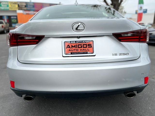 Lexus IS Vehicle Full-screen Gallery Image 04