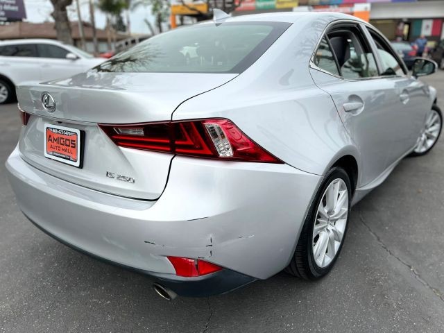 Lexus IS Vehicle Full-screen Gallery Image 05