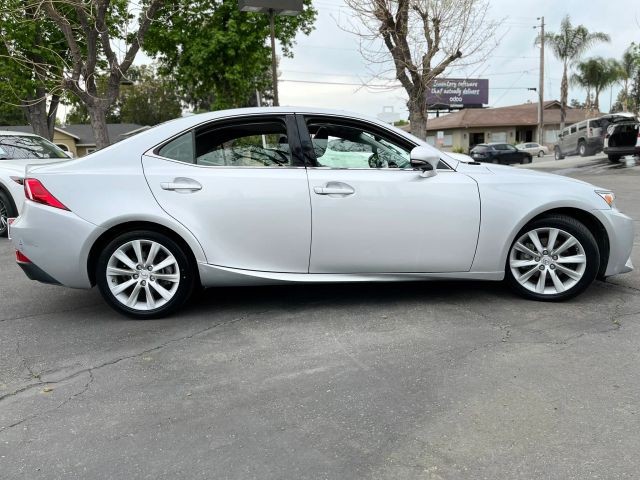 Lexus IS Vehicle Full-screen Gallery Image 06