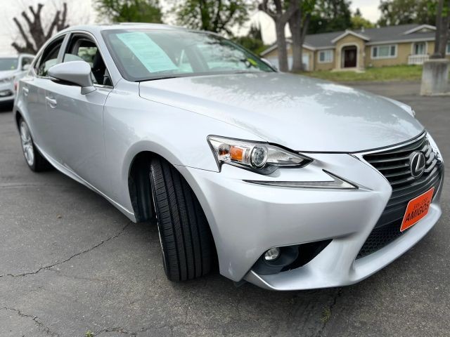 Lexus IS Vehicle Full-screen Gallery Image 07