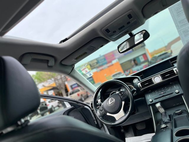 Lexus IS Vehicle Full-screen Gallery Image 09