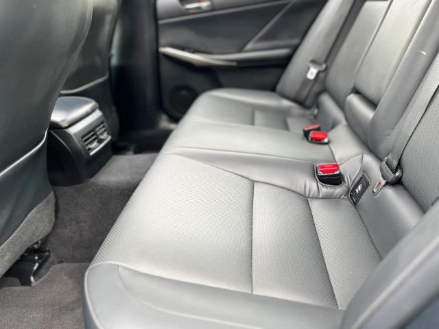 Lexus IS Vehicle Full-screen Gallery Image 11