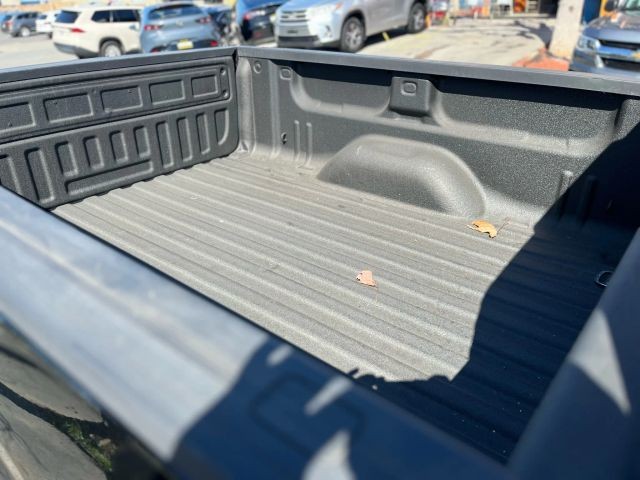 Chevrolet Silverado Vehicle Full-screen Gallery Image 12