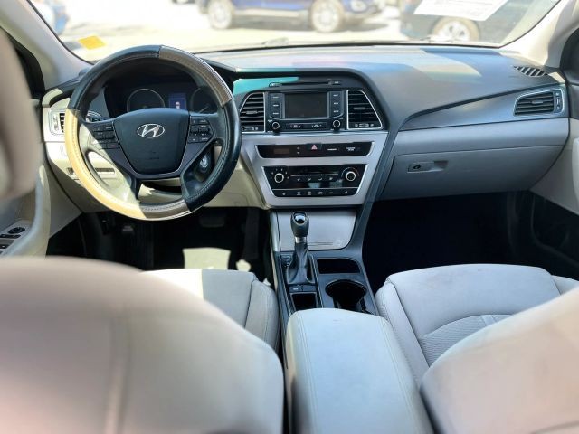 Hyundai Sonata Vehicle Full-screen Gallery Image 09