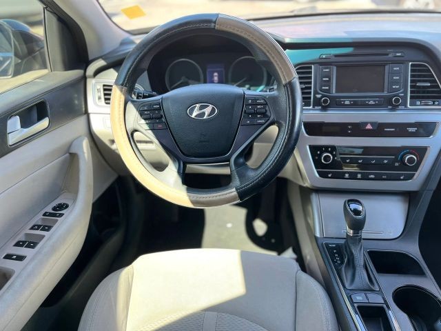 Hyundai Sonata Vehicle Full-screen Gallery Image 10