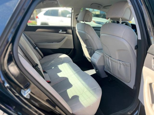 Hyundai Sonata Vehicle Full-screen Gallery Image 11