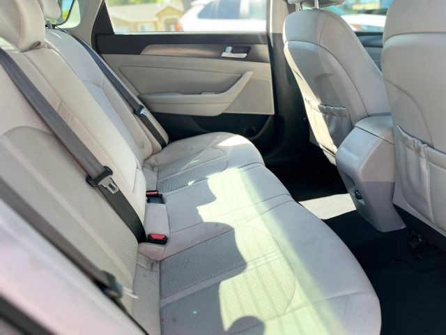 Hyundai Sonata Vehicle Full-screen Gallery Image 12