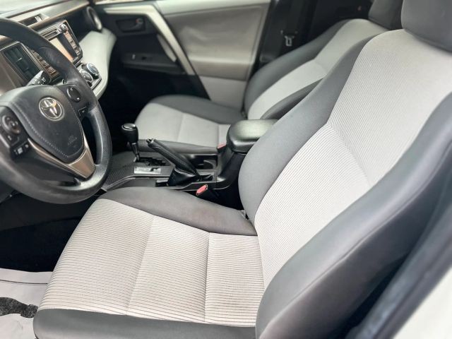 Toyota RAV4 Vehicle Full-screen Gallery Image 13