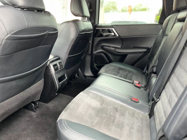 Mitsubishi Outlander Vehicle Full-screen Gallery Image 08