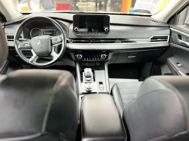 Mitsubishi Outlander Vehicle Full-screen Gallery Image 09