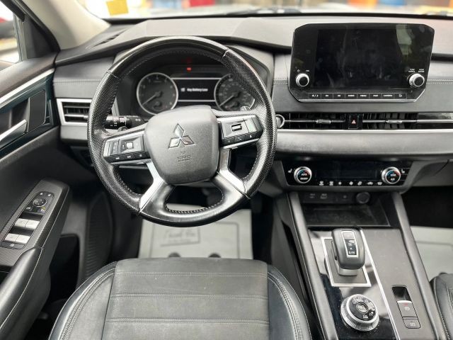 Mitsubishi Outlander Vehicle Full-screen Gallery Image 10